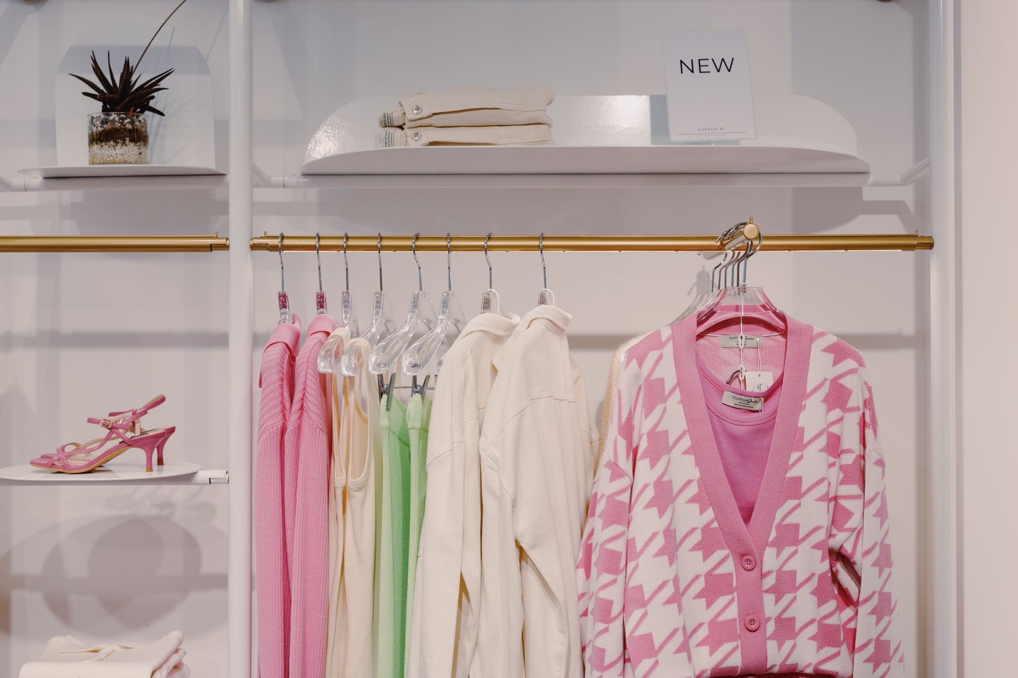 Roupas femininas em uma arara