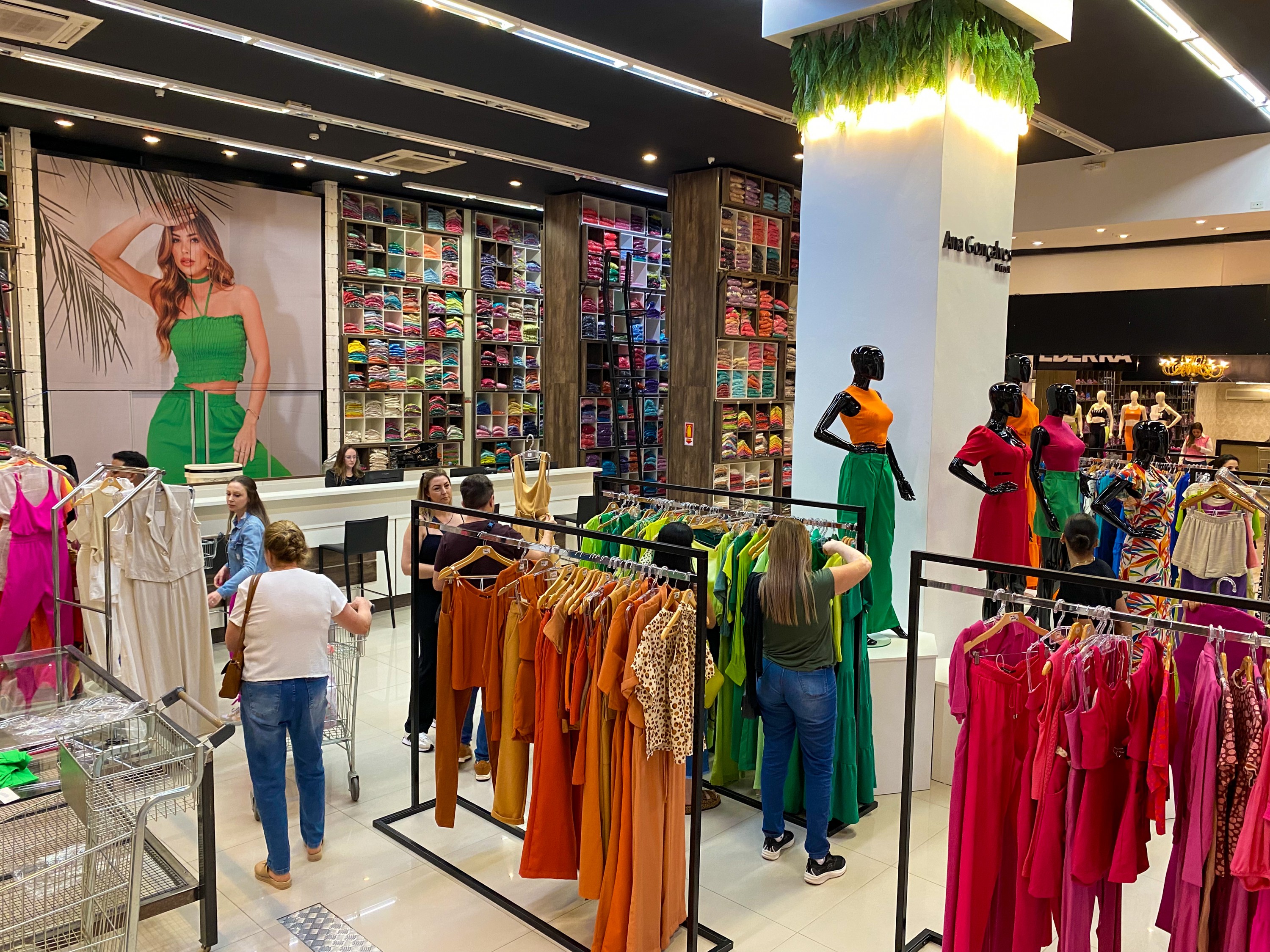 Lojistas no lançamento Alto Verão 2024 do Catarina Shopping